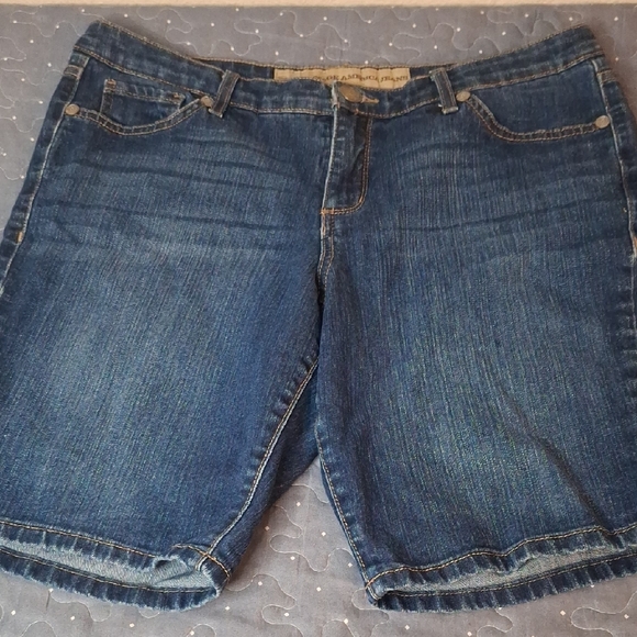 Nine West Mid Rise Blue Jean Shorts size 12 - Picture 1 of 6